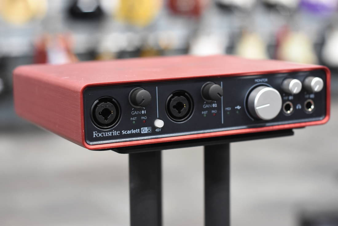 focusrite scarlett 6i6 audio interface on stand