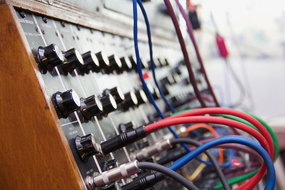 Modular Synth - wires and knobs