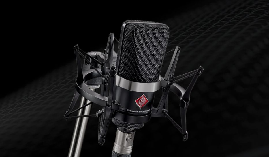 CAN ONE MICROPHONE DO IT ALL? CHOOSING A WORKHORSE MICROPHONE FOR YOUR HOME STUDIO 1